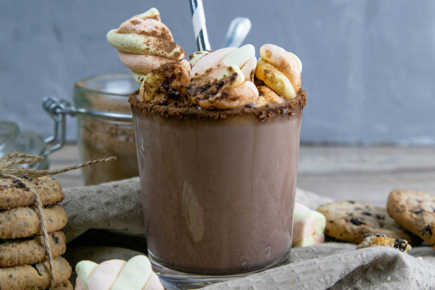 可可与棉花糖和巧克力烤箱和巧克力片立在木桌上图片下载