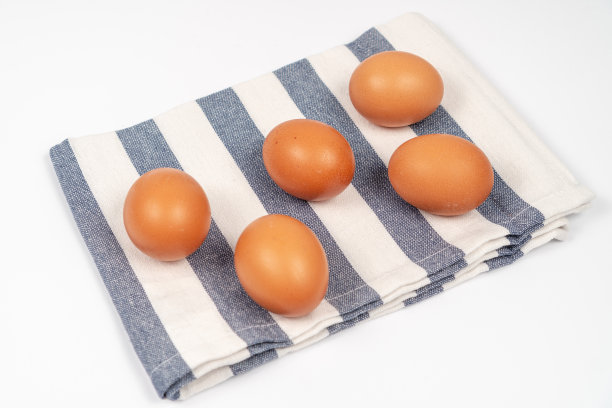 厨房抹布上的生鸡蛋图片下载