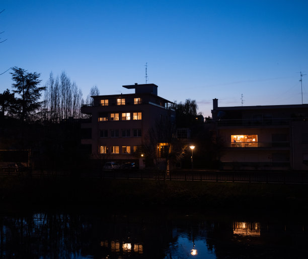 法国面临新冠肺炎疫情，街道上空无一人图片下载