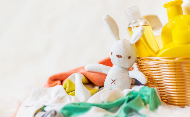 给婴儿洗澡用的配件。有选择性的重点。图片下载