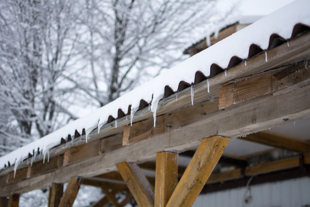 屋顶上有冰柱图片下载