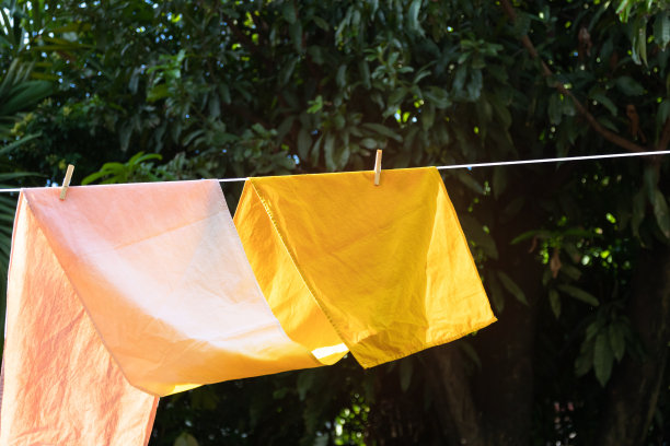 木制晒衣夹，采用泰国传统的天然染料图案，从阳光下的植物中提取染料。图片下载