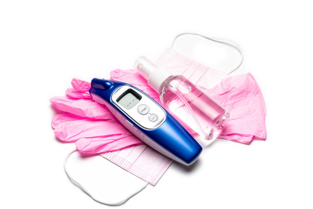 保护的疾病。医用呼吸器绷带面部消毒液凝胶，电子温度计和实验室手套-病毒防护设备白色背景。东呼吸综合征冠状病毒图片下载