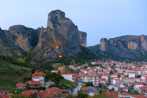 米特拉镇日落时的全景，希腊著名的地标。图片下载