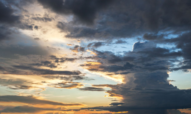 美丽的天空和四朵橙色的云是日落前美丽的天空。在夏天晴朗的一天，背景前的自然天空有微风。图片下载