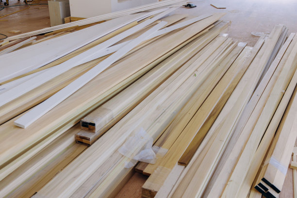 公寓正在建设、改造中安装新材料图片下载