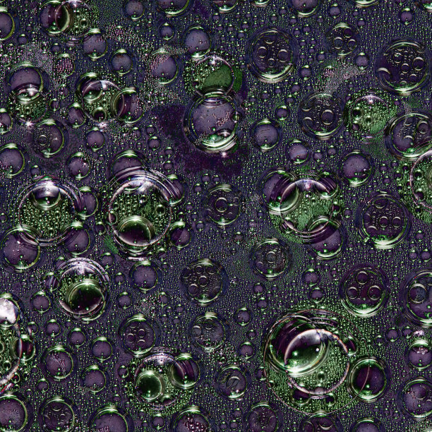 不同直径的紫色球体和它们的绿色反射随机地位于紫色背景上。抽象的空间。图片下载