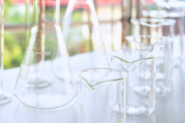 有蓝色科学实验室背景的玻璃烧瓶图片下载