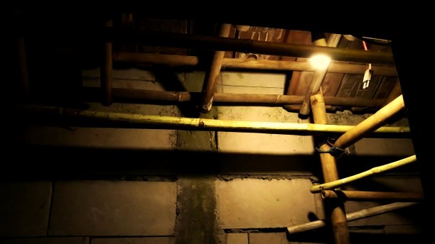 传统房屋中的琥珀灯图片下载