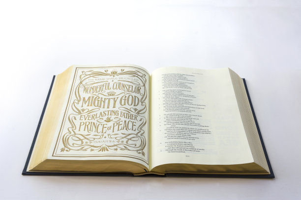 打开圣经以赛亚孤立的白色背景图片下载