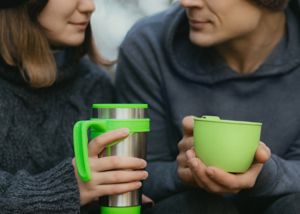 森林中露营的情侣照片特写图片下载