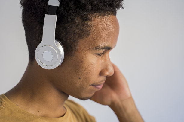 年轻的非洲裔美国人用无线耳机听时髦音乐的细节。图片下载