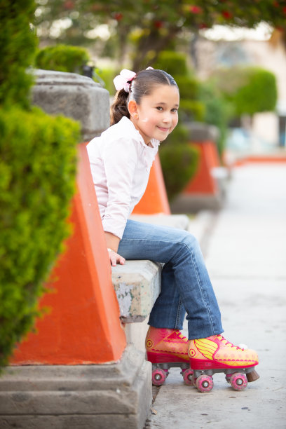 穿着冰鞋的小女孩图片下载