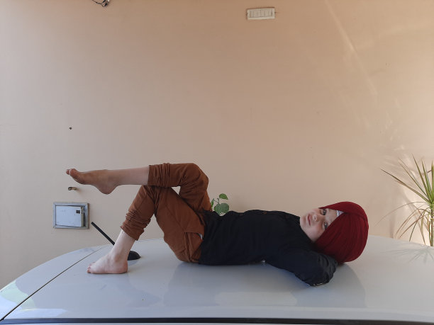 锡克教男孩，穿着便服和他的头巾，放松在他父母的车。图片下载