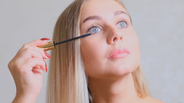 眼妆：美丽女人用睫毛刷涂睫毛膏图片下载