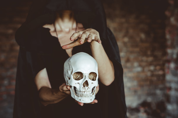 女巫手持人类头骨图片下载