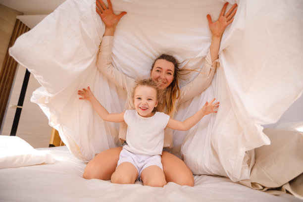 母女在卧室玩耍图片下载
