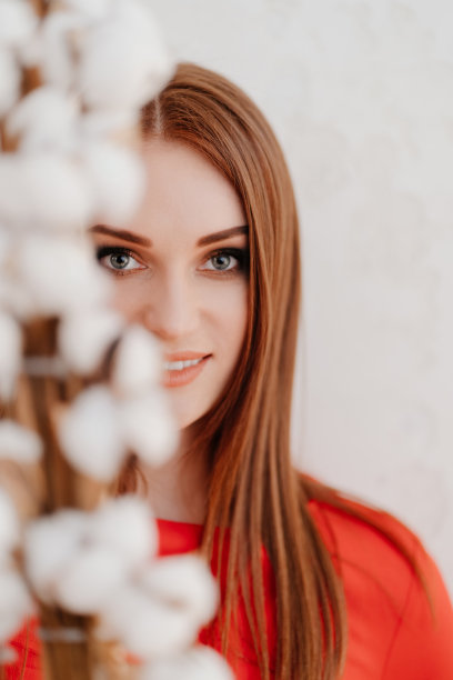 红色长发女孩和棉花枝图片下载