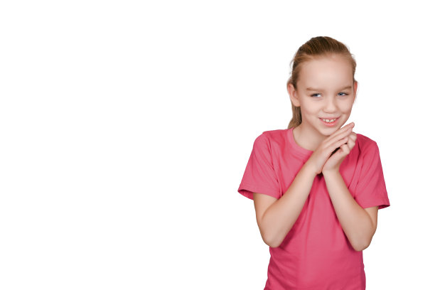 身穿粉色T恤、在白色背景下的金发长发女孩肖像图片下载