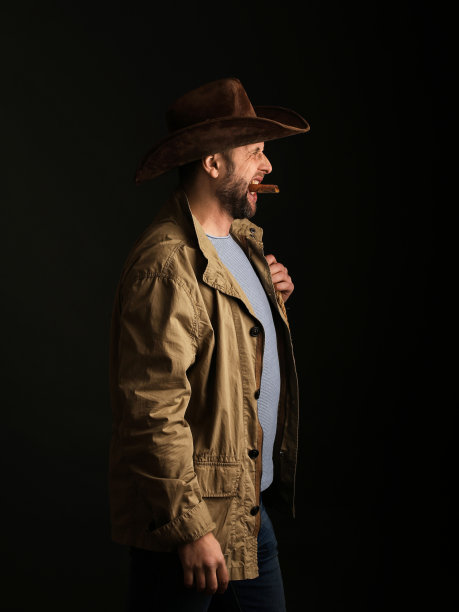 叼着雪茄的狂野西部牛仔图片下载