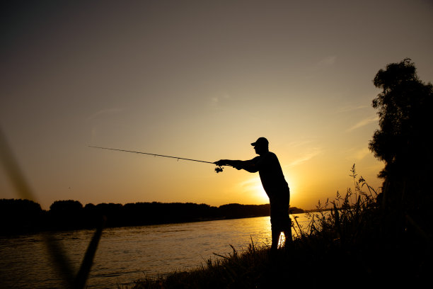 男人在河边钓鱼图片下载