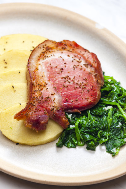 用菠菜和土豆熏肉饺子图片下载