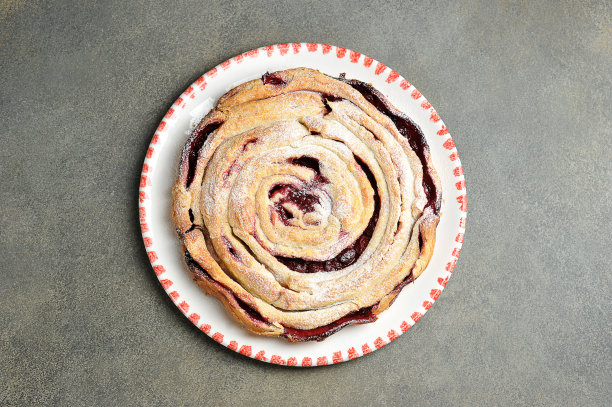 圆盘子里的樱桃派图片下载