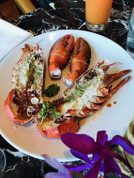 一盘烤龙虾。图片下载