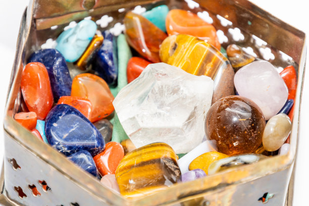 未经加工的钻石dob之间的彩色宝石在旧珠宝盒图片下载