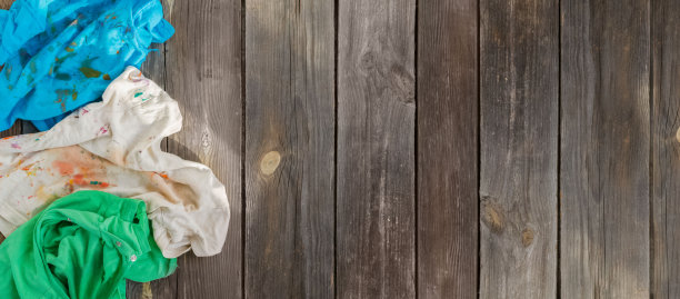 孩子们的脏衣服散落在一张木桌上。概念:洗脏的地方，洗小孩衣服的最好方法。副本的空间。模拟。图片下载