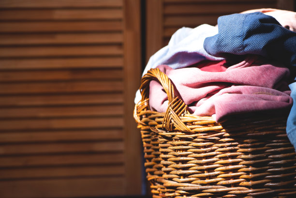 篮子里有脏衣服素材图片