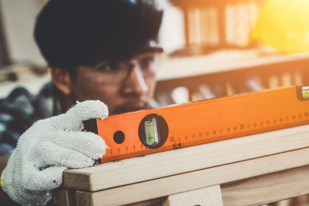 在车间从事木工工作的木匠图片下载