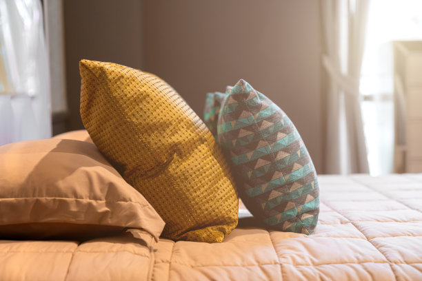 近白米色软枕头床和毛毯卧室室内设计概念。床上女佣的豪华理念概念图片下载