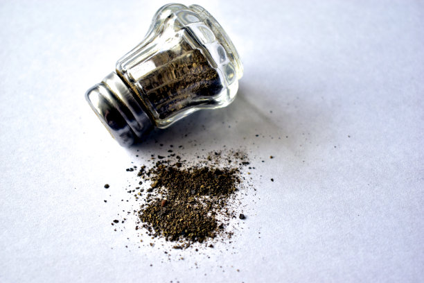 玻璃胡椒罐和胡椒图片下载