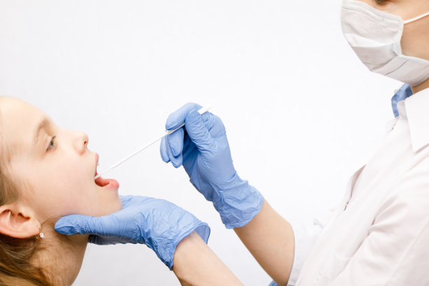 儿科医生采集唾液样本图片下载