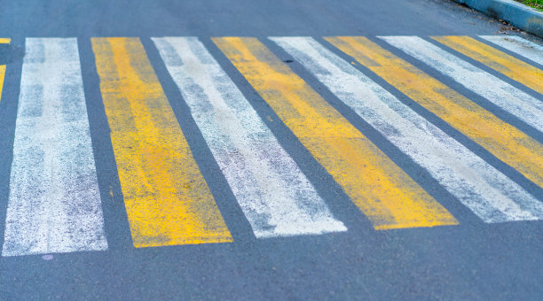 道路上有黄色和白色标记的人行横道图片下载