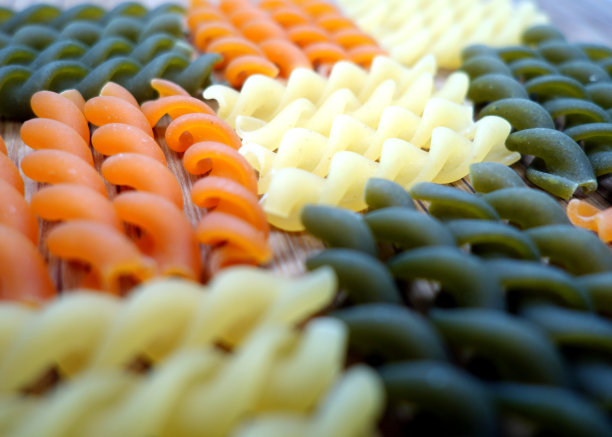 干多色意大利面特写模糊效果。图片下载