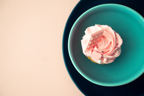 与蛋糕在蓝青色板与粉红色光子图片下载