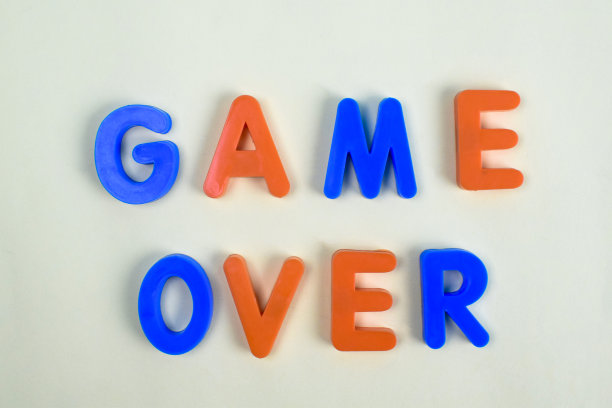 GAME OVER用不同颜色的字母块写在一个孤立的白色背景上图片下载