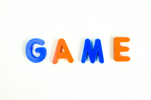 游戏在一个孤立的白色背景上用不同颜色的字母块写图片下载