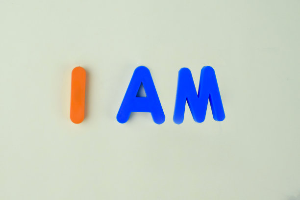 我是用不同颜色的字母块写在一个孤立的白色背景上图片下载