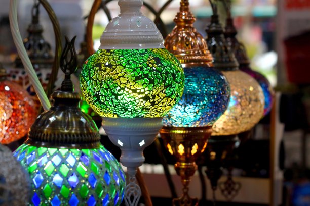 传统手工马赛克灯。图片下载