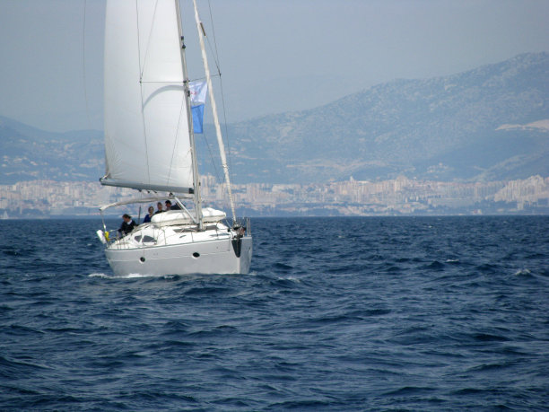 克罗地亚海岸的白色帆船图片下载