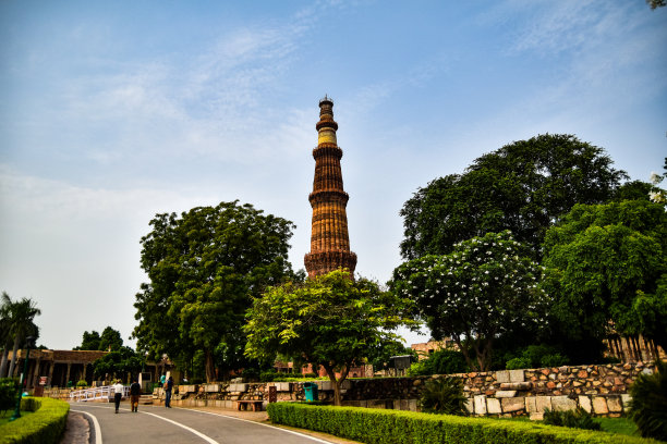 著名的Qutub Minar视图在多云的上午在印度德里，高大的Qutub Minar视图触摸天空图片下载