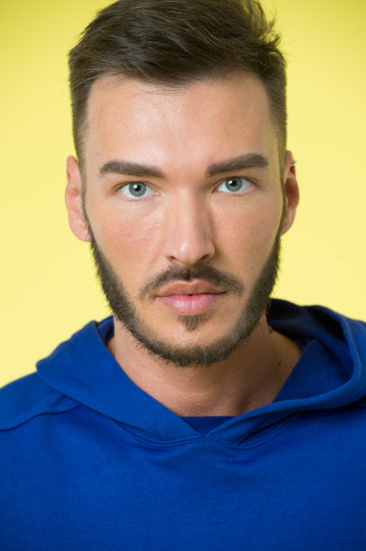 美容概念：有胡子的男人，美容院。丑到美图片下载