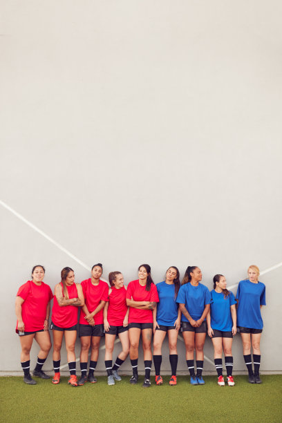 女子足球队靠在墙上进行足球比赛训练的图片图片下载