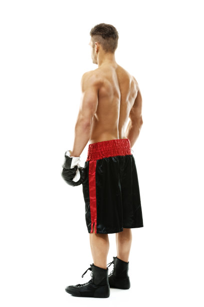 白人男性戴着手套站在白色背景前图片下载