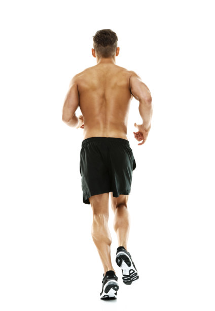 白人年轻男性穿着运动鞋在白色背景前运动图片下载