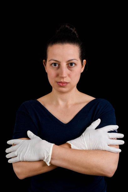 这位年轻的女士手牵着手，一脸关切图片下载