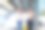 两名妇女母亲和十几岁的女儿走在火车站的行李图片下载